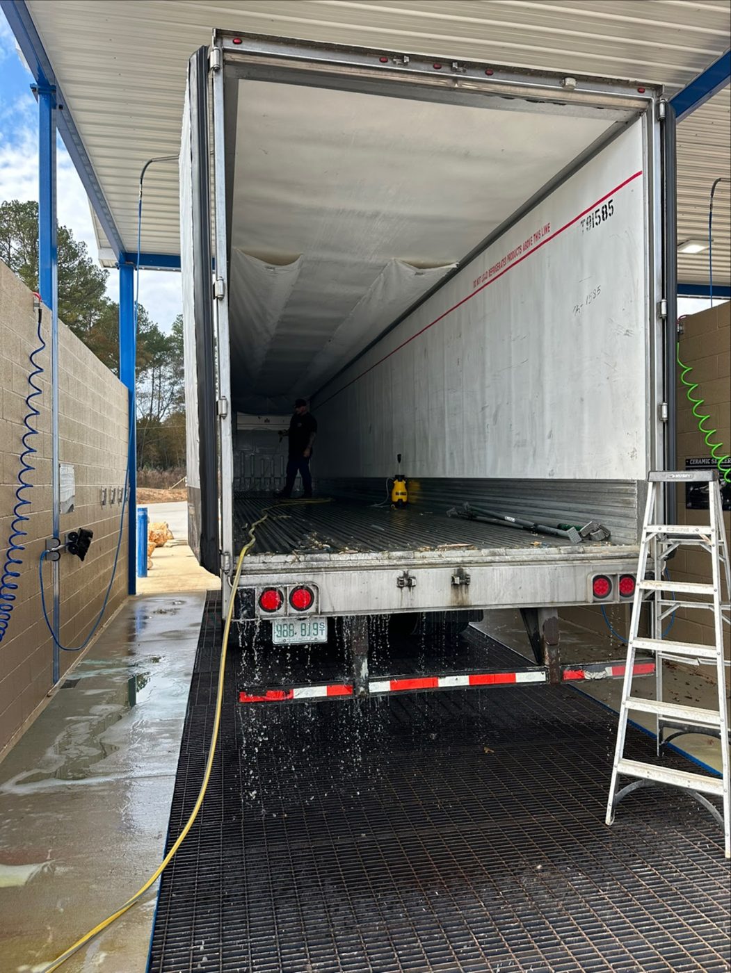 Trailer washout bay